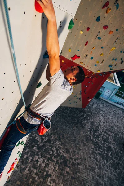 Νεαρός Σπορ Είναι Bouldering Μια Αίθουσα Αναρρίχησης — Φωτογραφία Αρχείου