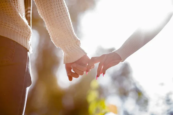 Schattig Paar Liefde Houdt Handen Buitenshuis Een Groot Zonlicht — Stockfoto