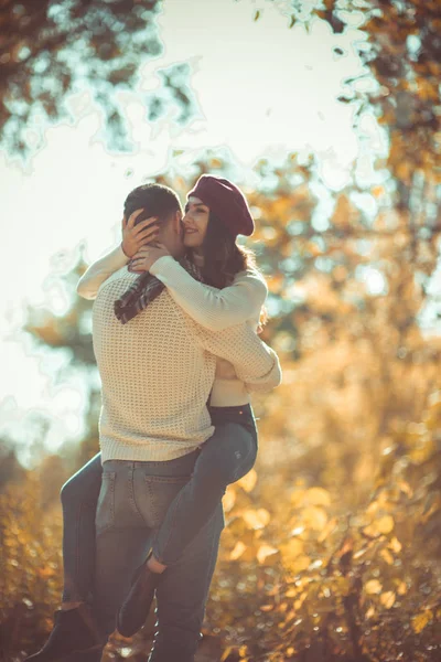 Élégant Jeune Couple Est Extérieur Profiter Passer Bon Moment Ensemble — Photo