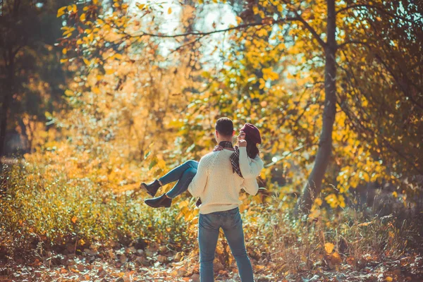 Een Paar Het Hout Plezier Hebben Man Houdt Handen Zijn — Stockfoto