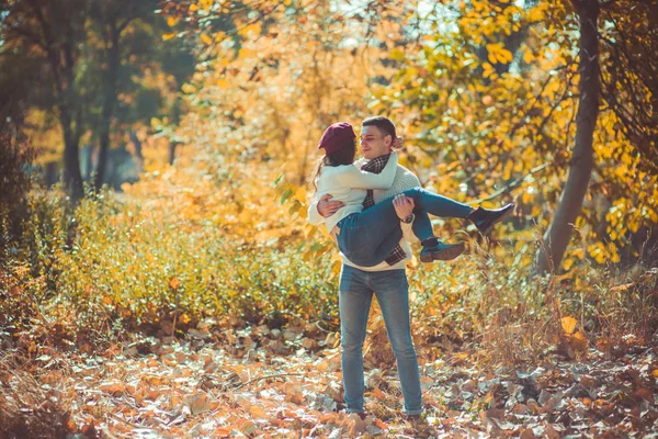 Casal Jovem Está Natureza Cara Está Segurando Suas Namoradas Nas — Fotografia de Stock