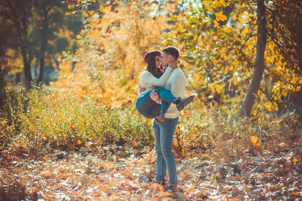 Schattig Paar Het Hout Het Hebben Van Een Geweldige Tijd — Stockfoto