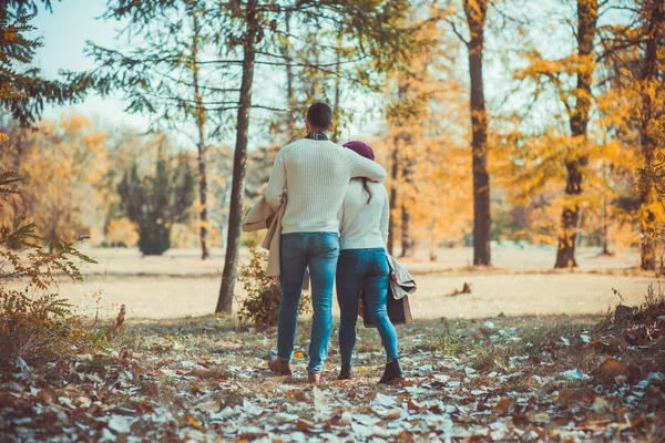 Interesante Pareja Feliz Juntos Mientras Caminan Abrazan Bosque —  Fotos de Stock