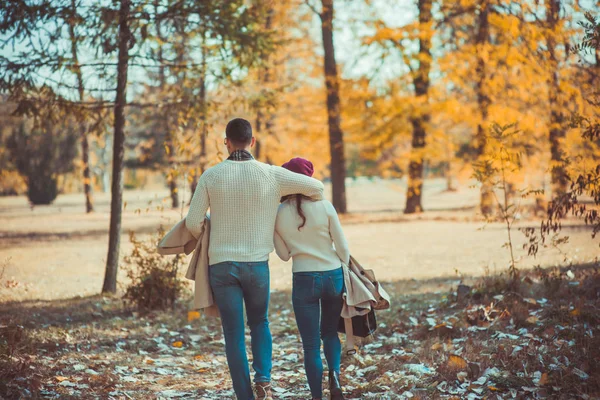 Koppel Liefde Wandelen Het Park Knuffelen Terwijl Tijd Samen Doorbrengen — Stockfoto