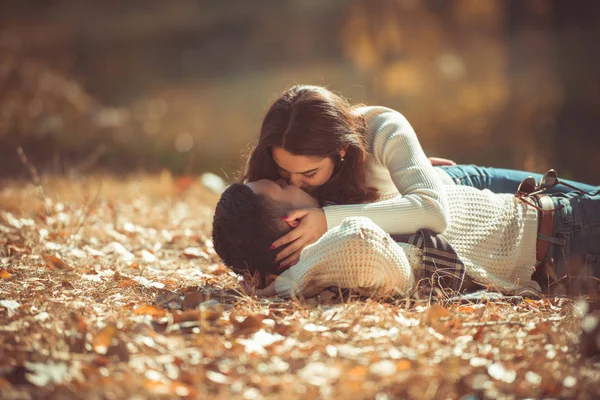 Liebespaar Küsst Sich Park Während Gras Neben Schönen Herbstblättern Liegt — Stockfoto