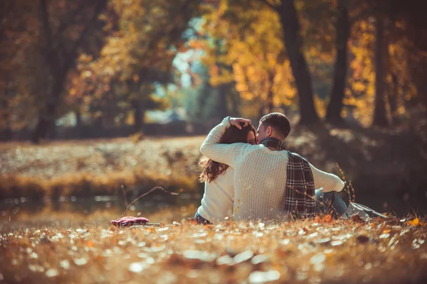 Casal Amoroso Está Desfrutando Seu Tempo Juntos Beijando Abraçando Parque — Fotografia de Stock