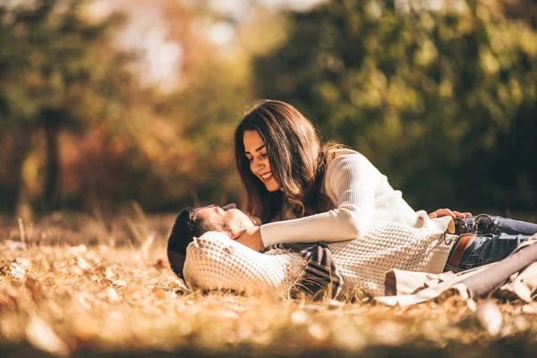 Casal Apaixonado Está Descansando Parque Enquanto Deitado Chão Sorrindo — Fotografia de Stock