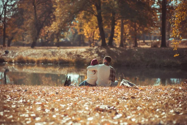 Couple Romantique Est Assis Bord Rivière Dans Parc Passer Temps — Photo