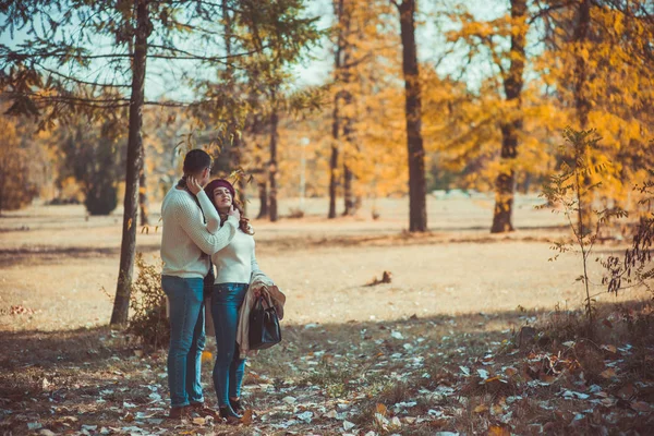 Geweldig Paar Buiten Het Park Zijn Blij Samen Knuffelen Terwijl — Stockfoto