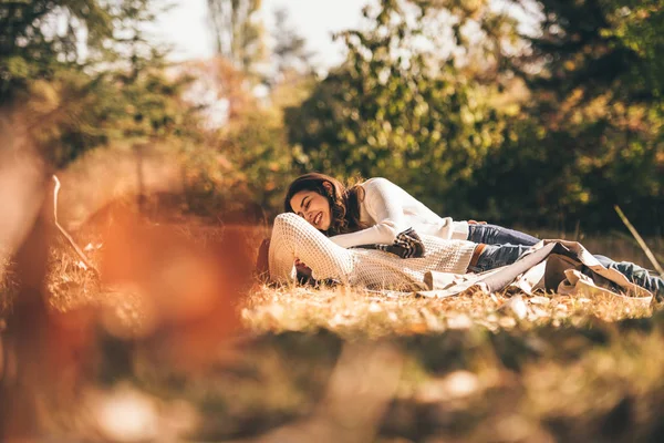 Casal Apaixonado Está Descansando Parque Enquanto Deitado Chão Sorrindo — Fotografia de Stock