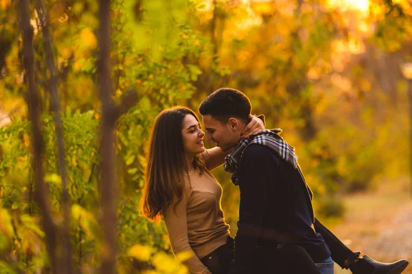 Couple Promène Dans Parc Coucher Soleil Sentant Aimé Heureux — Photo