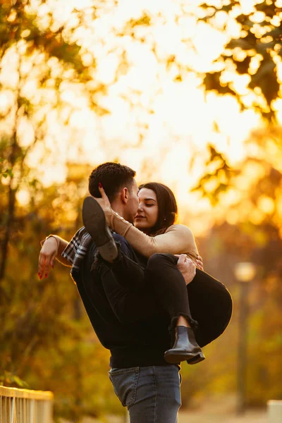 Glückliche Freundin Lächelt Und Lacht Während Sie Den Armen Ihres — Stockfoto