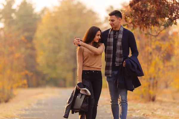 Pazzo Fidanzato Scherzare Con Sua Bella Ragazza — Foto Stock