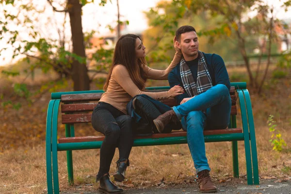 Fidanzato Arrabbiato Rifiuta Parlare Con Sua Bella Ragazza Mentre Seduto — Foto Stock