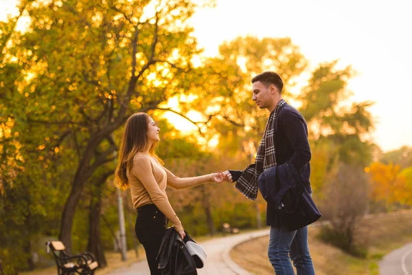 Couple Dansant Dans Parc Juste Avant Coucher Soleil — Photo