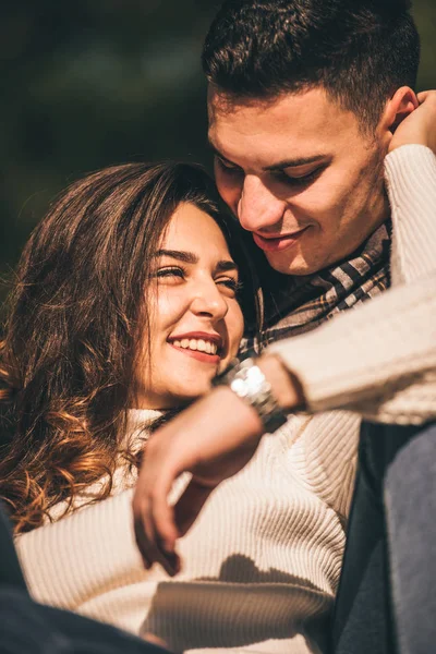 Casal Encantador Está Deitado Parque Dia Outono Eles Estão Olhando — Fotografia de Stock