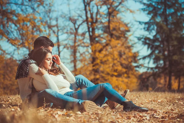 良い探しているカップルが公園でフォアグラに横たわっている 彼らは笑みを浮かべて 楽しんで — ストック写真