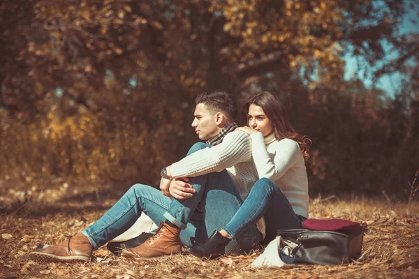 现代夫妇在户外 享受秋日和公园里的阳光 — 图库照片