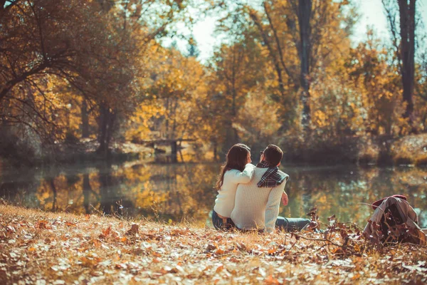 Açık Havada Otururken Parkta Nehri Yakınında Güzel Bir Gününde Genç — Stok fotoğraf