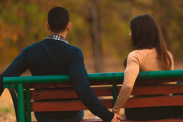 秋の昼で幸せな瞬間を共有するベンチに座って幸せなカップル — ストック写真