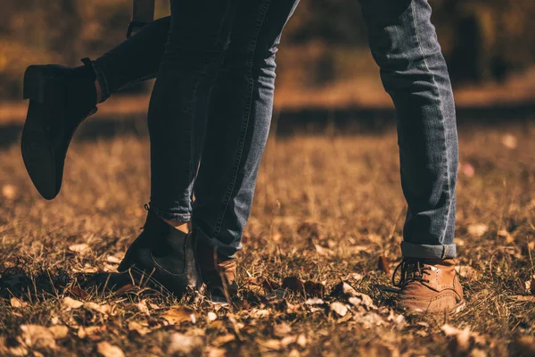 Encantadora Pareja Está Parque Día Otoño Con Pantalones Vaqueros Botas — Foto de Stock