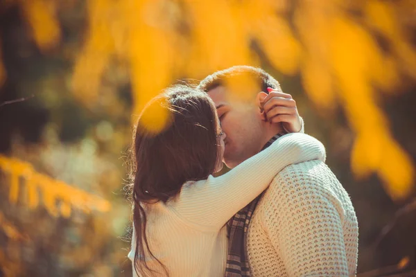 Pareja Urbana Está Aire Libre Están Disfrutando Del Hermoso Clima — Foto de Stock