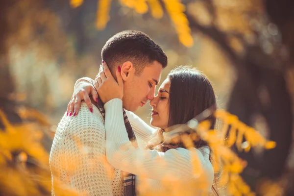 Młodzieńczy Para Jest Zewnątrz Cieszą Się Piękną Pogodą Próbują Całować — Zdjęcie stockowe
