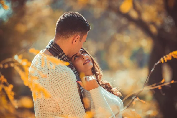 かわいいカップルは 毎日の日光を楽しみ 公園でキスしています — ストック写真