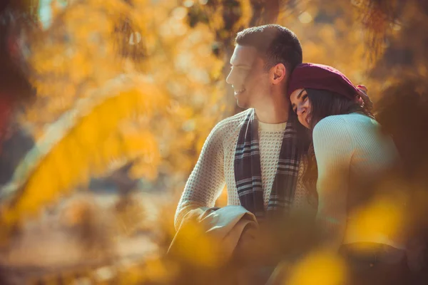 Przystojna Para Wygląda Bardzo Szczęśliwie Stojąc Moście Jesiennym Parku — Zdjęcie stockowe