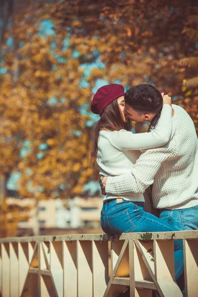 Herrliches Paar Steht Auf Der Brücke Park Und Küsst Sich — Stockfoto