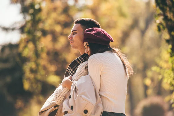 Hermosa Pareja Joven Está Pasando Buen Día Parque Otoño Mirando —  Fotos de Stock