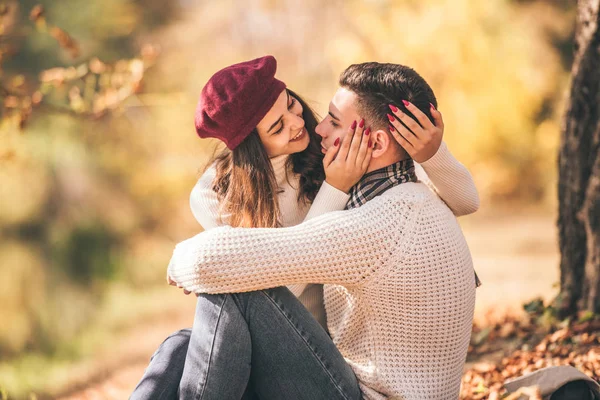 在秋天的公园里 精彩的情侣在互相看的时候看起来很开心 — 图库照片