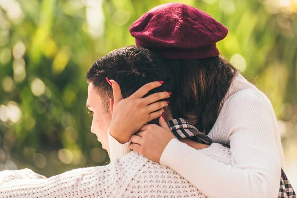 Casal Jovem Desfrutando Belo Dia Livre Enquanto Sentado Parque — Fotografia de Stock