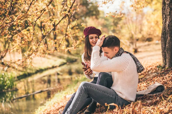 Amare Coppia Trascorrere Una Giornata Autunnale Nel Parco Seduti Sull — Foto Stock