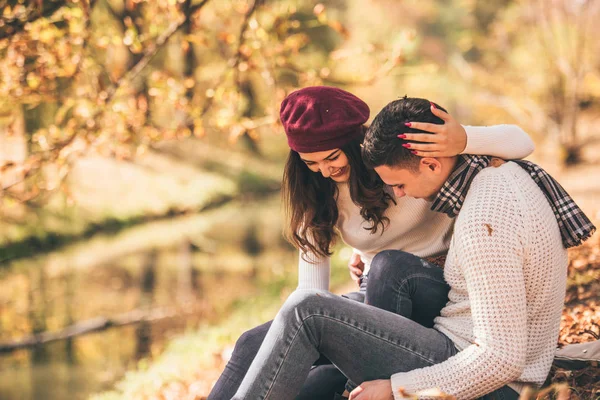 Elegante Coppia Vestita Bianco Seduto Nel Parco Parlando Abbracciando Fiume — Foto Stock