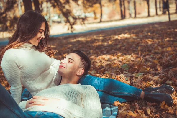 Attraktives Paar Weiß Liegt Park Umarmt Sich Und Schaut Sich — Stockfoto