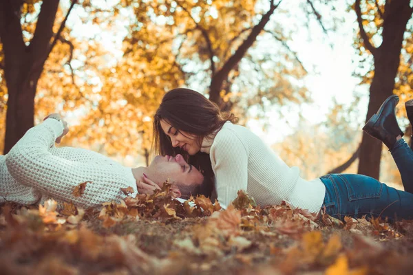 Esplêndido Casal Está Deitado Parque Beijando Divertindo — Fotografia de Stock