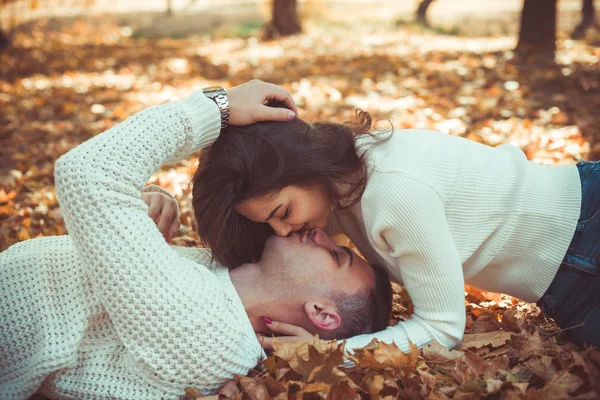 Elegantní Pár Leží Parku Tvářili Šťastně Usmíval Líbání — Stock fotografie