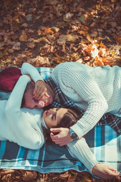 一对温文尔雅的夫妇躺在公园的毛毯上爱抚着 — 图库照片