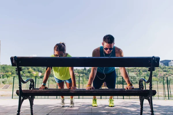 Pareja Corriendo Estirándose Calentándose Parque Antes Del Entrenamiento — Foto de Stock