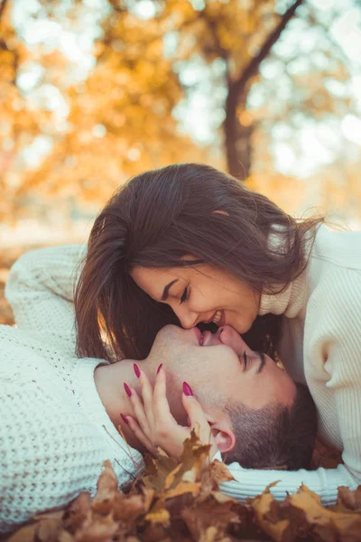 きれいなカップルは白を着て 野外公園でキスの日を費やしています — ストック写真