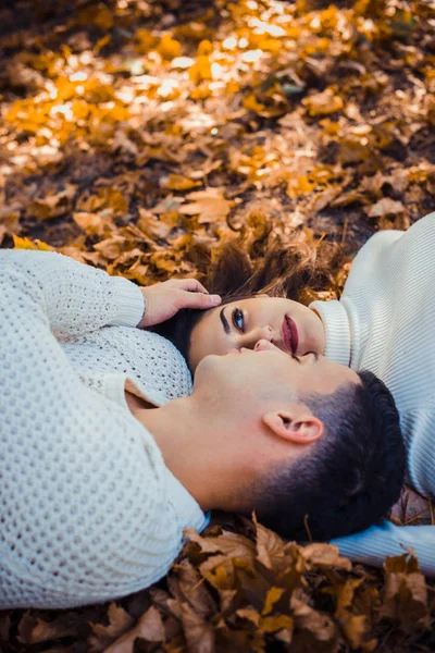 Pareja Enamorada Yace Parque Día Soleado Están Mirando Cielo — Foto de Stock