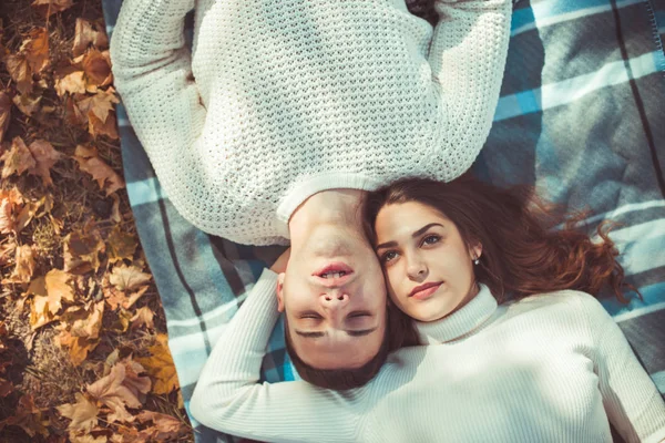 甜甜的夫妇穿着相配的衣服躺在秋天公园头对头 — 图库照片