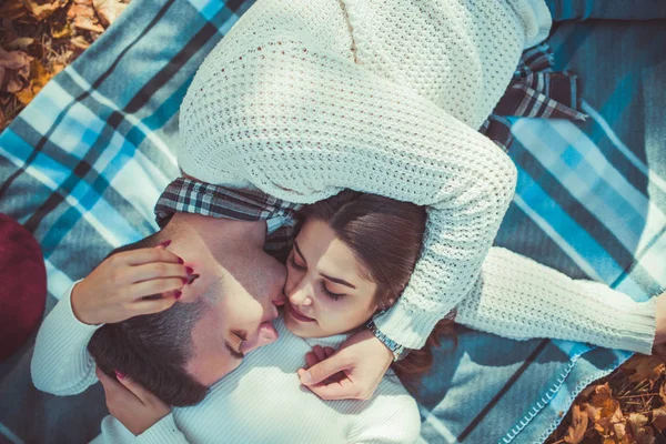 Casal Atraente Vestindo Branco Está Deitado Parque Abraçando Olhando Para — Fotografia de Stock