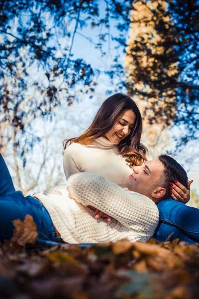 Schönes Paar Liegt Einem Sonnigen Tag Park Und Albert Herum — Stockfoto