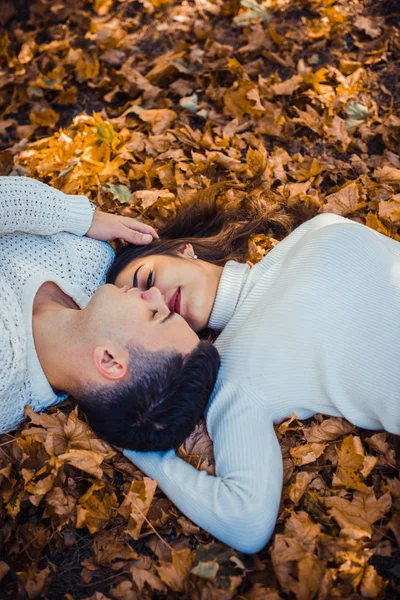 Pareja Enamorada Yace Parque Día Soleado Están Mirando Cielo — Foto de Stock