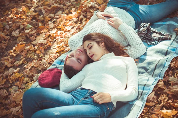 Magnificiente Casal Está Deitado Cobertor Parque Olhando Satisfeito — Fotografia de Stock