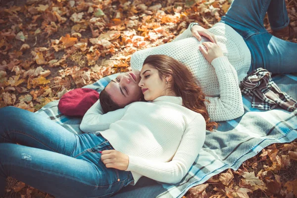 Casal Elegante Vestindo Roupas Combinadas Deitado Cabeça Cabeça Parque Outono — Fotografia de Stock