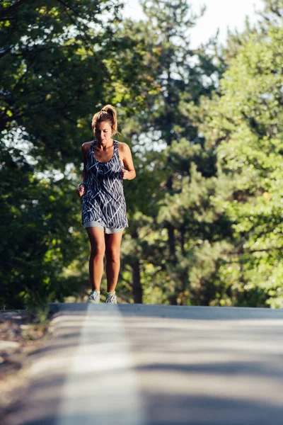 Fit Meisje Joggen Het Bospad — Stockfoto