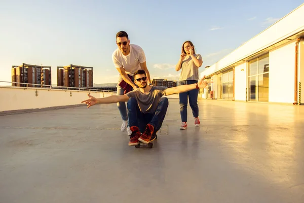 Aktiver Teenager Fährt Mit Freunden Longboard Auf Dem Dach Des — Stockfoto